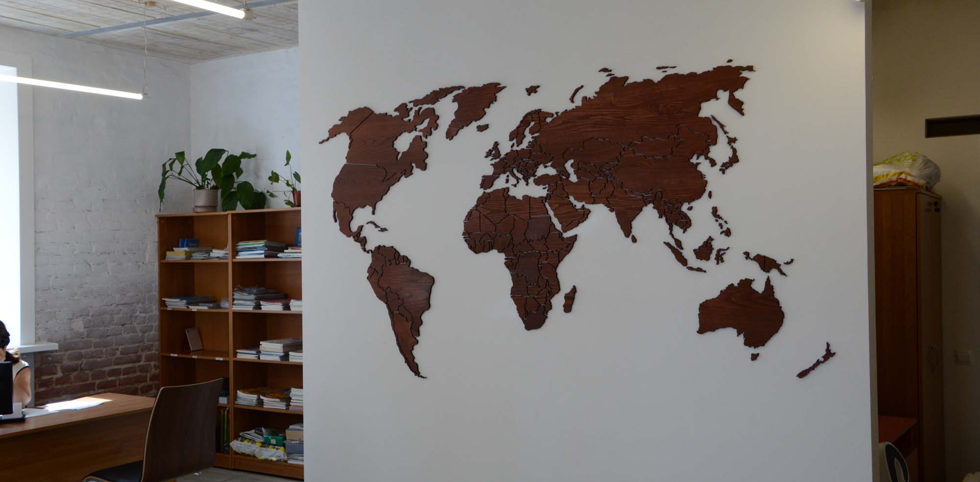 На стену в офис карта мира