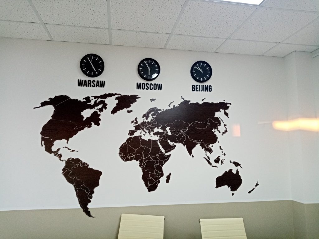 Карта цвета Венге, часы на стене